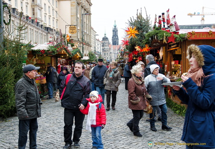 Visitors at the Dresden Striezelmarkt